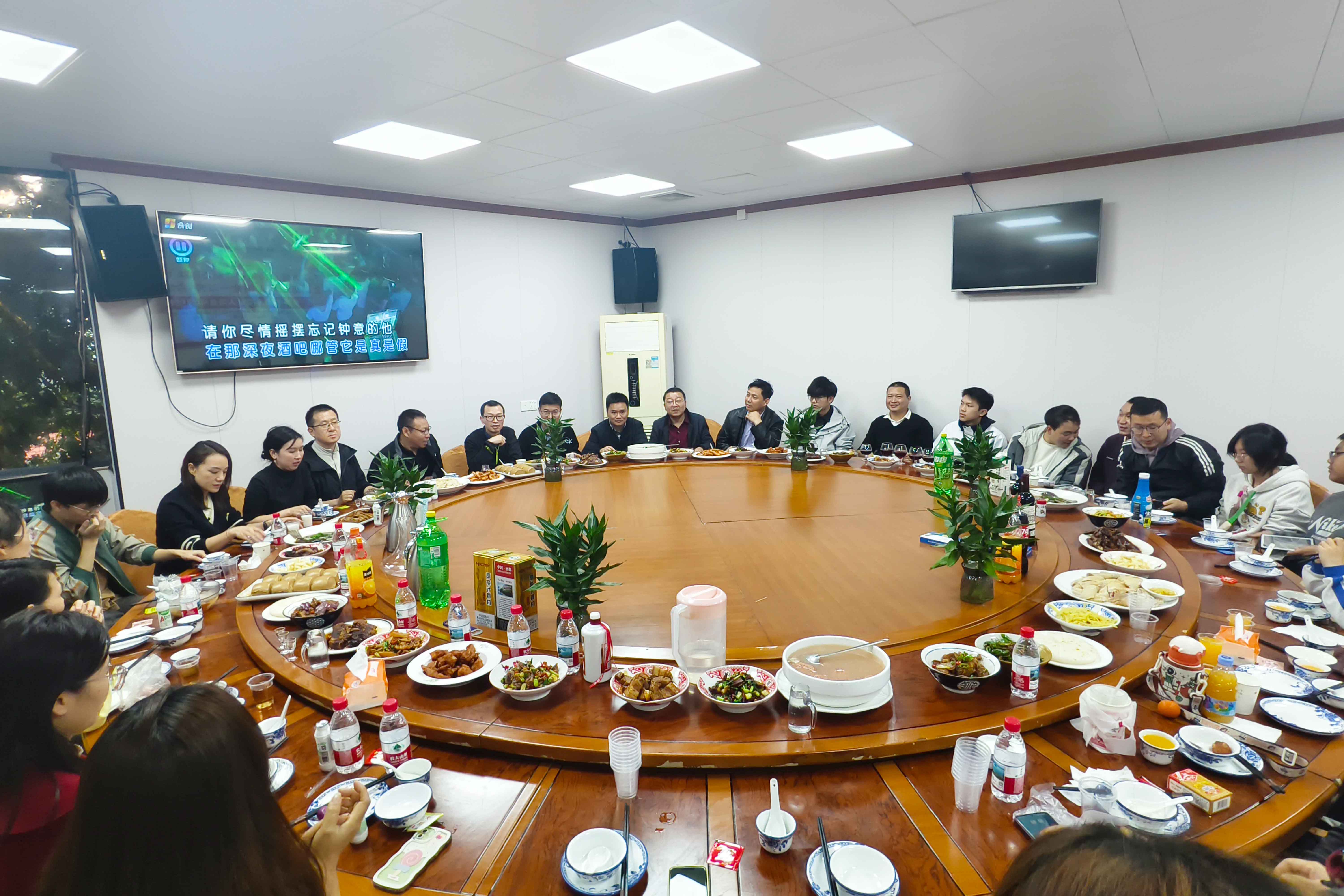 高能同行,聚力迎新|高能計(jì)算機(jī)2025年終聚會圓滿落幕(圖1) 高能同行,聚力迎新|高能計(jì)算機(jī)2025年終聚會圓滿落幕(圖1)