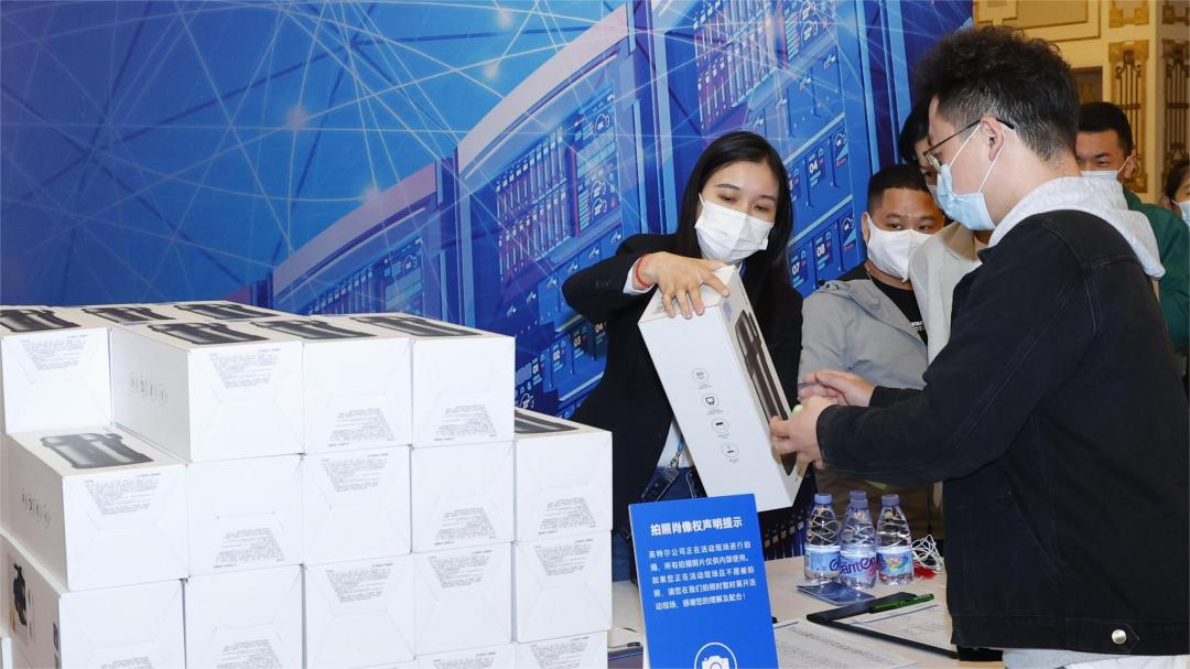 【活動回顧】由英特爾和高能計算機共同舉辦“高能計算機華南推廣會”圓滿舉行(圖6) 禮品2.JPG